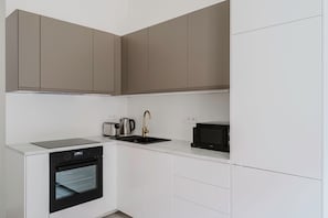 Microondas, horno, lavavajillas y utensilios de cocina 