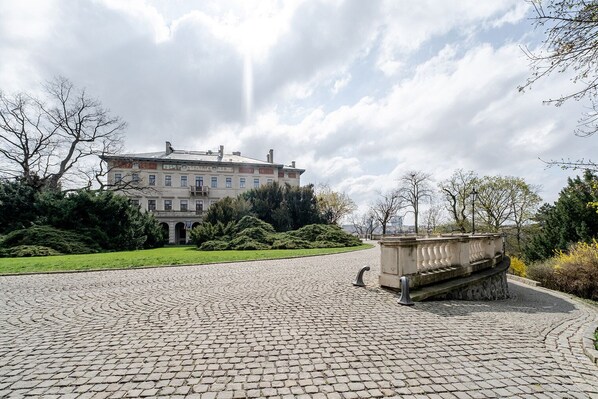 Property grounds - Blueground | Vršovice, private terrace & equipped (PRG-4) (Prague)