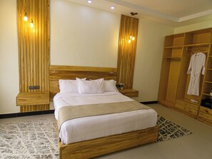 客房内保险箱、办公桌、笔记本电脑工作区、隔音