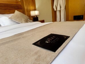 Luxury Double Room, Balcony | Peti besi dalam bilik, meja, ruang kerja komputer riba, kalis bunyi 