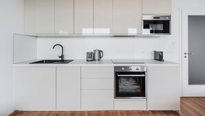 Een koelkast, een magnetron, een oven, een kookplaat