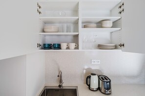 Microwave, oven, dishwasher, cookware/dishes/utensils