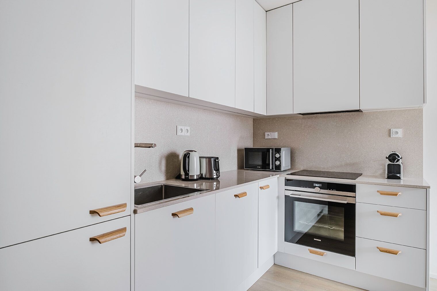 Microwave, oven, dishwasher, cookware/dishes/utensils