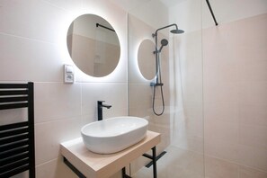Amenidades de baño gratuitas, secadora de cabello, toallas 