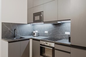 Mikrowelle, Ofen, Geschirrspüler, Kochgeschirr/Geschirr/Besteck