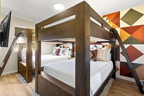 5 Schlafzimmer, Schreibtisch, Bügeleisen/Bügelbrett, Reisekinderbett