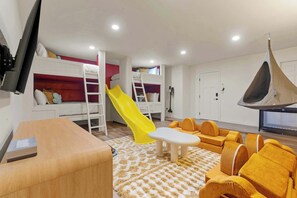 5 bedrooms, desk, iron/ironing board, travel crib - The Ridge: Family | Pickleball | Pool | Hot Tub (Phoenix)