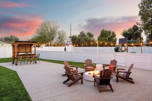 Outdoor dining - The Ridge: Family | Pickleball | Pool | Hot Tub (Phoenix)