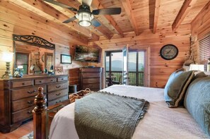 4 室のベッドルーム、デスク、アイロン / アイロン台、旅行用ベビーベッド