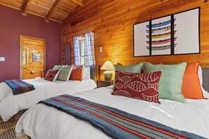 4 slaapkamers, een bureau, een strijkplank/strijkijzer, reisbedje