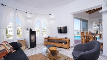 House, 3 Bedrooms, Terrace | Living area