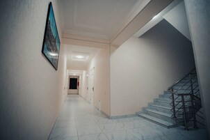 Caja de seguridad en la habitación y escritorio 