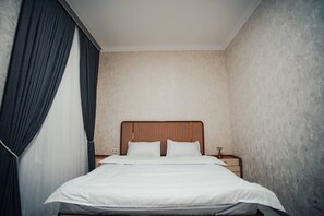 舒適雙人房 | 客房內保險箱、書桌、筆電工作空間、遮光布/窗簾