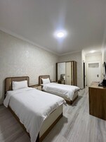 Caja de seguridad en la habitación y escritorio 