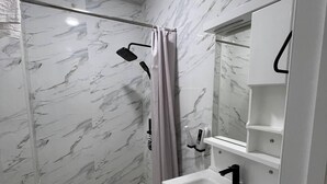 A modern bathroom with a shower, toilet, and vanity. - Bagishamol Hotel (Urgut)