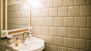 Douche, articles de toilette (gratuits), séchoir à cheveux