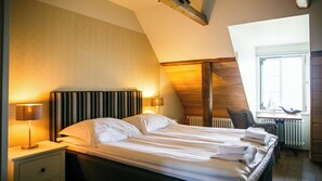 Standaard kamer, 1 twee- of 2 eenpersoonsbedden, uitzicht op zee | Een bureau, een strijkplank/strijkijzer, gratis wifi