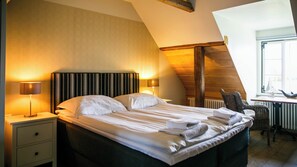 Standaard kamer, 1 twee- of 2 eenpersoonsbedden, uitzicht op zee | Een bureau, een strijkplank/strijkijzer, gratis wifi