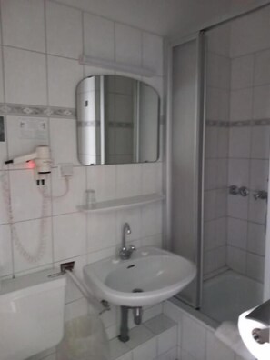 Standard Double or Twin Room | Bathroom