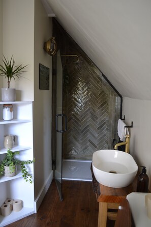 Towels, toilet paper - Relaxing retreat in an 1880's Chapel development, coastlines & national parks. (Taunton)