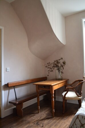 Dining - Relaxing retreat in an 1880's Chapel development, coastlines & national parks. (Taunton)