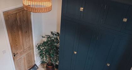 Relaxing retreat in an 1880's Chapel development, coastlines & national parks.