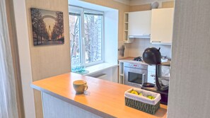 Fridge, oven, stovetop, coffee/tea maker