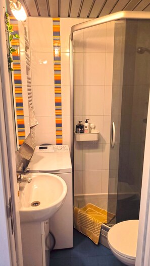 Hair dryer, towels, soap, shampoo - Warm and Welcoming near Xiaomi Arena (Riga)