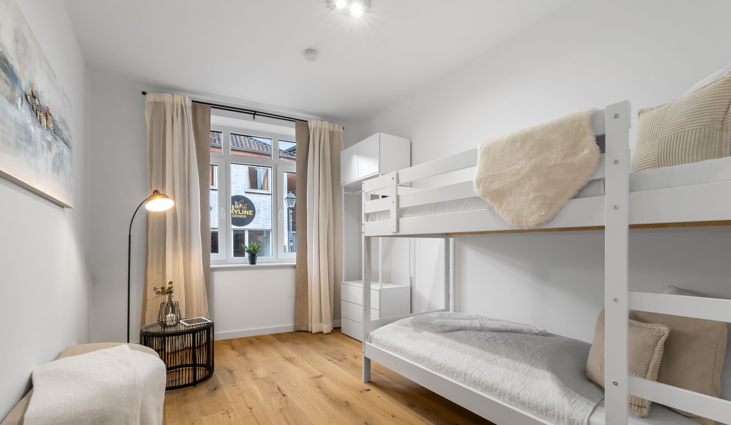 2 slaapkamers, reisbedje, beddengoed