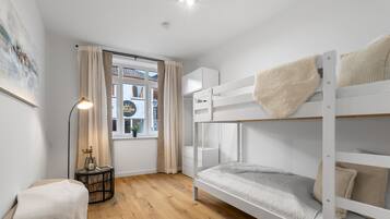 2 slaapkamers, reisbedje, beddengoed