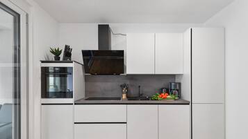 Een koelkast, een oven, een kookplaat, een vaatwasser