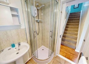 Hair dryer, towels, soap, shampoo - Bryntin, Old Court Kenegie Manor Gulval Penzance (Gulval)