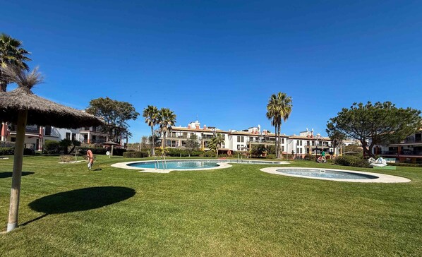 Pool - Bright Modern Apartment Shared Pool KUC01 (Ayamonte)