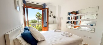 Bright Modern Apartment Shared Pool KUC01