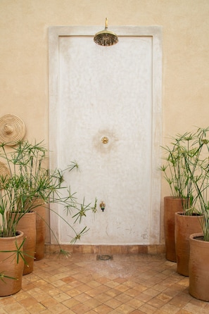 Property grounds - Riad in the shade of orange trees. (Marrakesh)