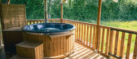 Outdoor spa tub
