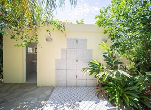 Property grounds - Spacious 2BR – Pool, Near Beach & Dining, Kid-Friendly Haven (Cabarete)