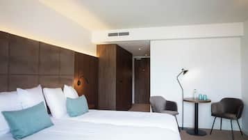 Quarto casal ou duplo luxo, sacada, vista para o parque | Wi-Fi de cortesia