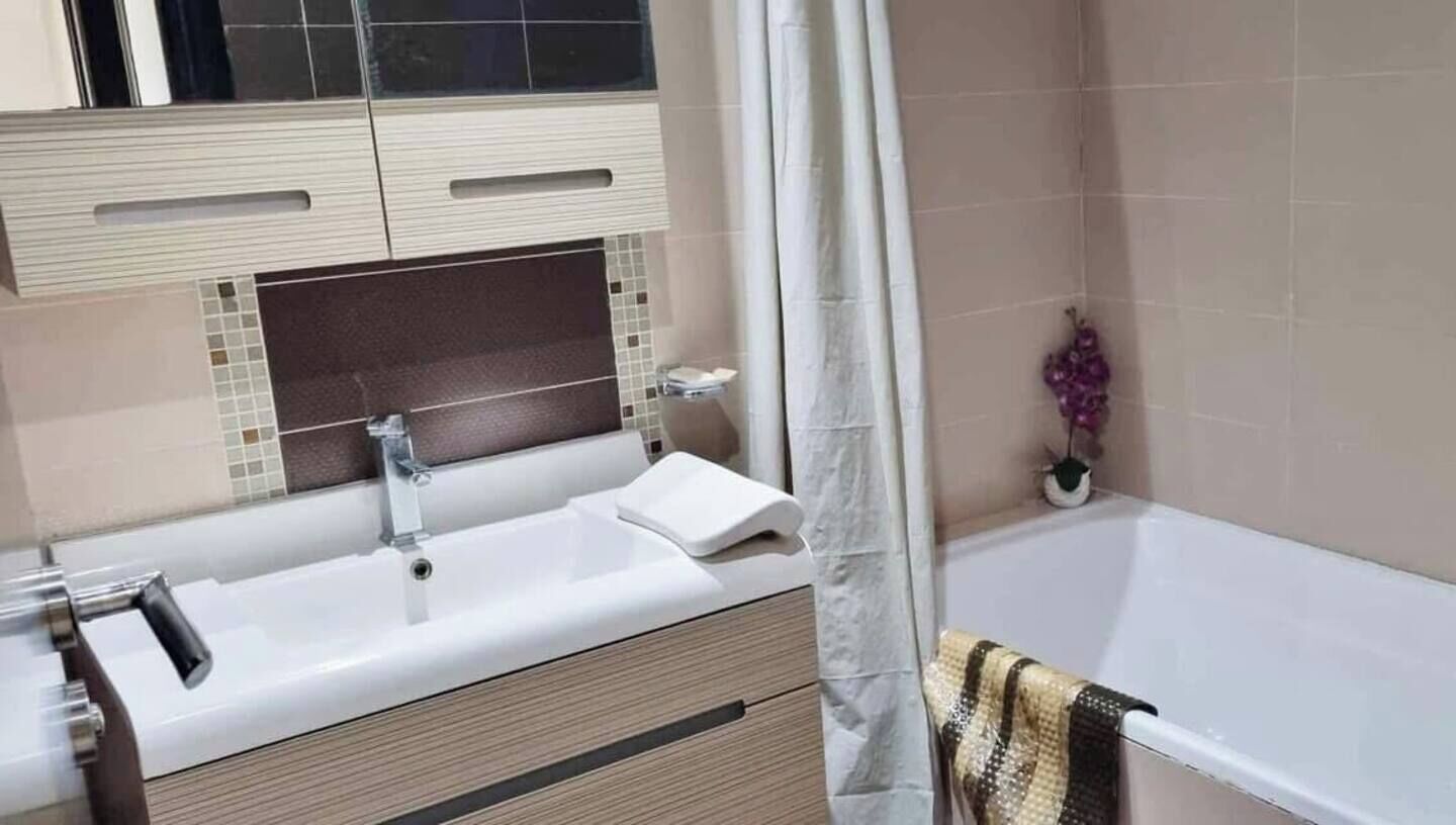 Haartrockner, Handtücher, Seife, Toilettenpapier