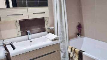 Haartrockner, Handtücher, Seife, Toilettenpapier