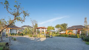 Un quartier résidentiel avec des maisons, un kiosque et une allée gravillonnée.