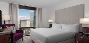 1 soverom, skrivebord, strykejern/-brett og reiseseng for barn