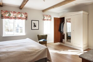 5 bedrooms, desk, iron/ironing board, travel cot