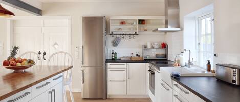 Frigorifero, forno, piano cottura, lavastoviglie