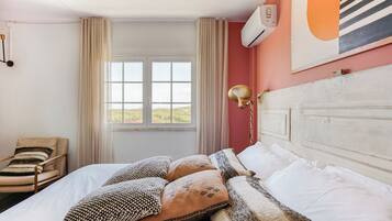 Quarto superior, vista parcial para o mar | Cofres nos quartos, Wi-Fi de cortesia