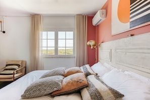 Quarto superior, vista parcial para o mar | Cofres nos quartos, Wi-Fi de cortesia