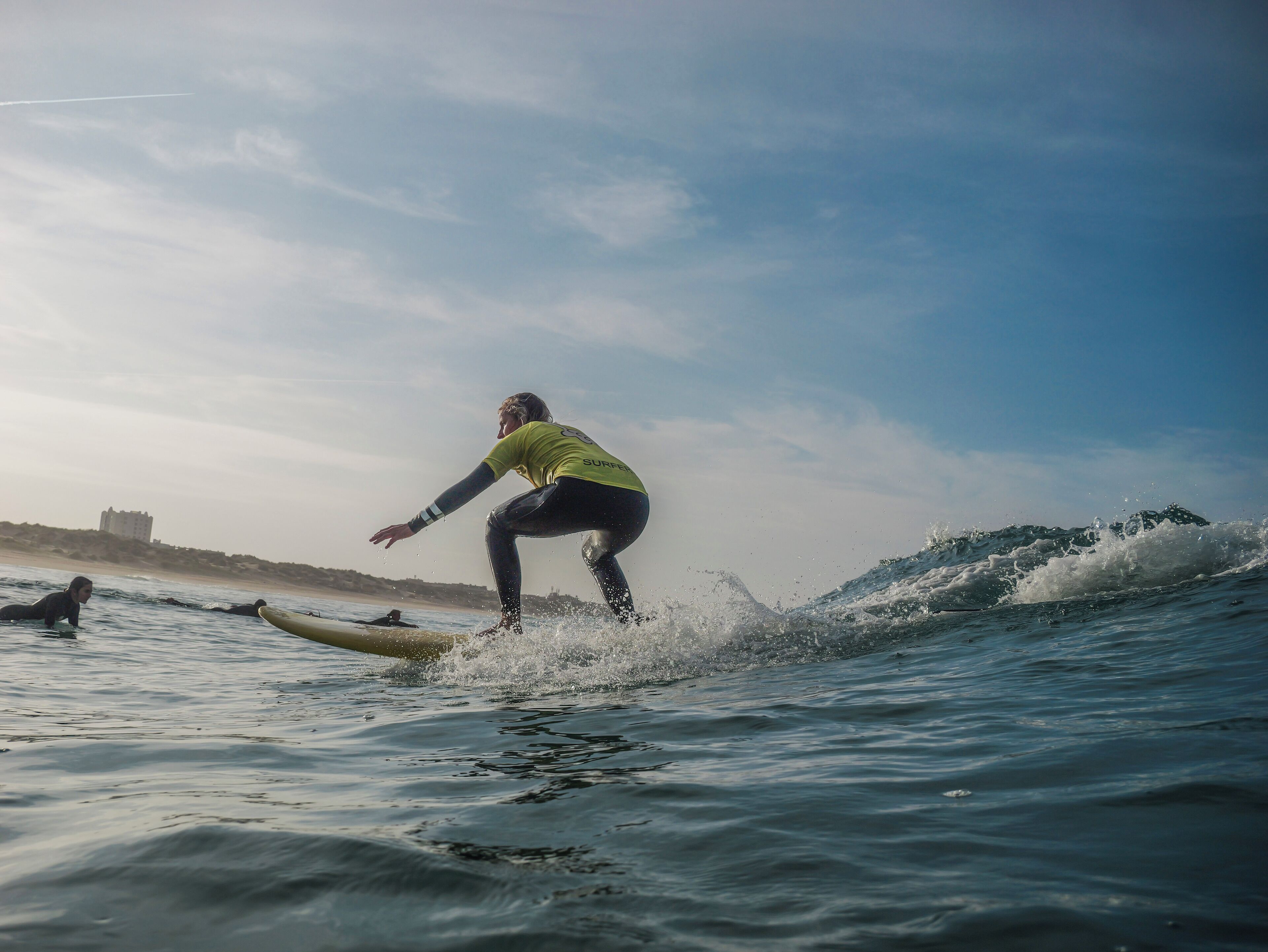 Una persona surfeando una ola.