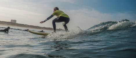 Una persona surfeando una ola.