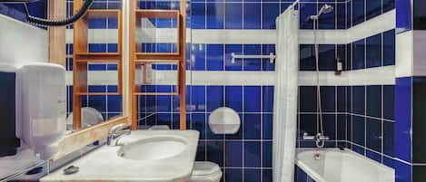 Un baño con lavamanos, inodoro y bañera.