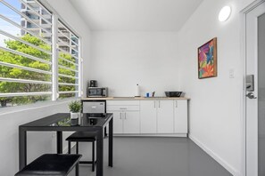 Réfrigérateur, four à micro-ondes, un four, surface de cuisson